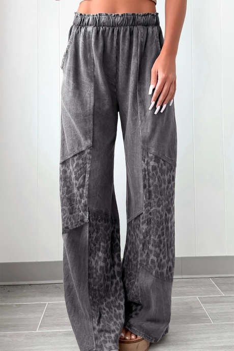 Pantalones holgados con estampado de leopardo y lavado mineral en gris oscuro