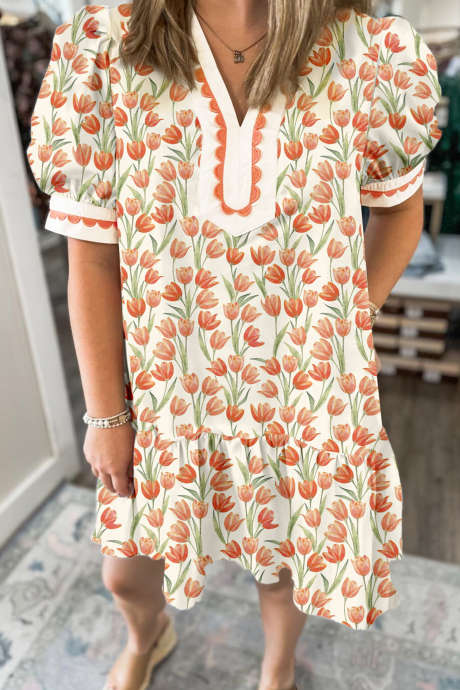 Kurzes Kleid mit mehrfarbigem Tulpenmuster, Ripsband-Farbblockbesatz und Rüschensaum