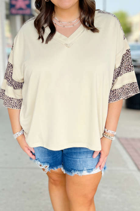 Aprikosenfarbenes Top mit V-Ausschnitt, sichtbaren Nähten, Leopardenmuster und Patchwork-Details, halben Ärmeln
