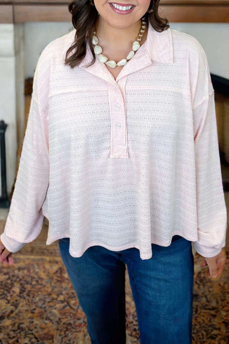 Haut rose clair grande taille à œillets texturés et manches longues à demi-boutons