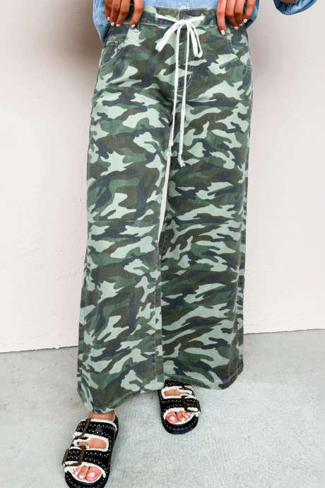 Grüne Jeanshose mit weitem Bein und Kordelzug im Camouflage-Print