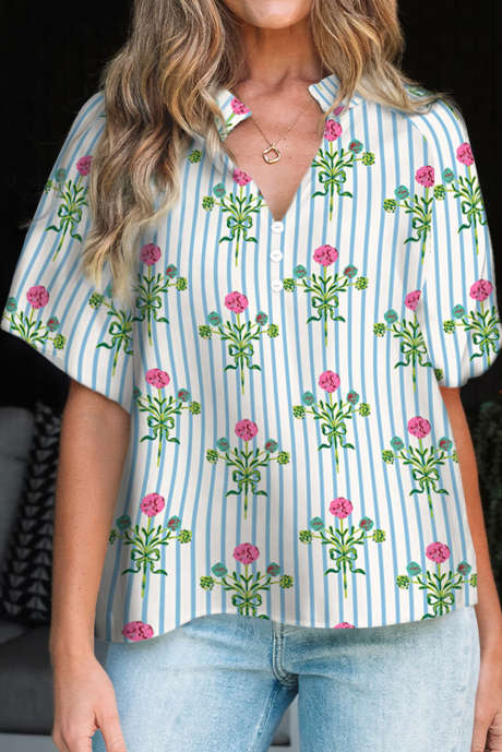 Chemisier bleu ciel à imprimé floral rayé et col V et manches bouffantes courtes