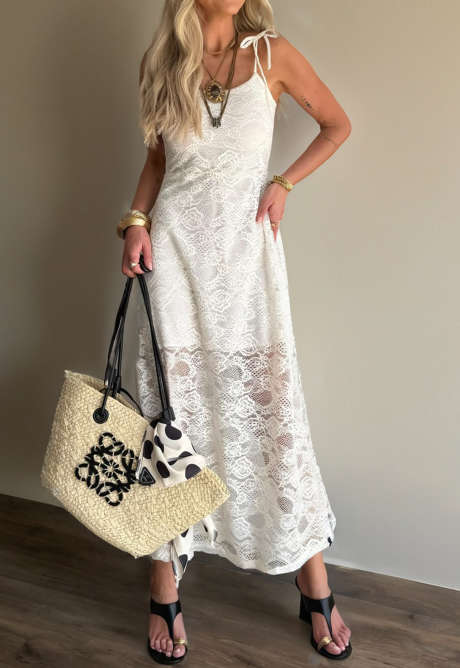 Robe longue blanche à fines bretelles et dentelle florale