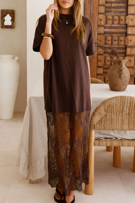 Czerwona sukienka maxi z krótkim rękawem i kwiatowym patchworkiem z motywem sandałowym