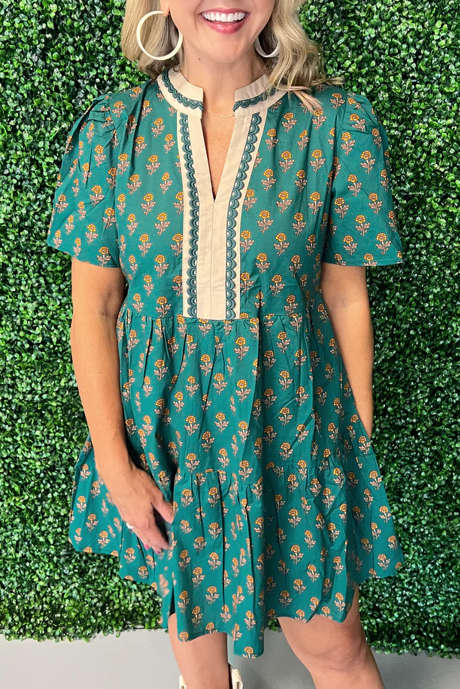 Zelené květinové šaty s krátkým rukávem a výstřihem do V s kontrastním lemem