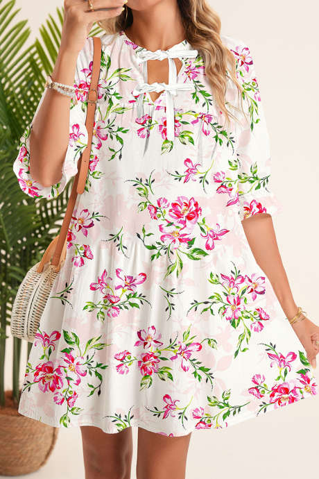 Robe à fleurs à col noué rose et manches mi-longues à volants