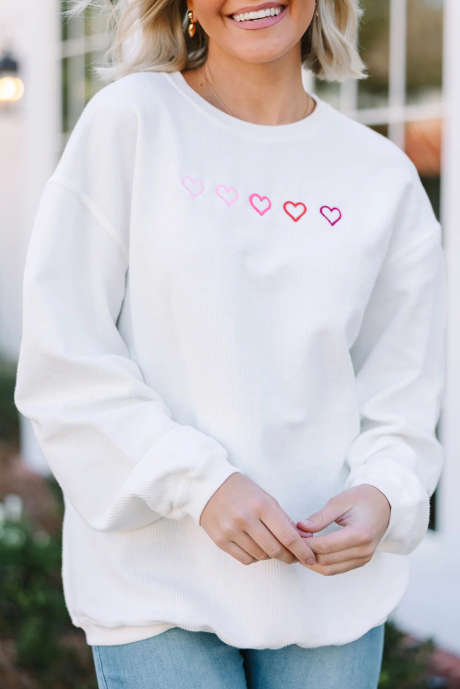 سويت شيرت أبيض مطرز بقلب XOXO ثلاثي الأبعاد وأكتاف منسدلة