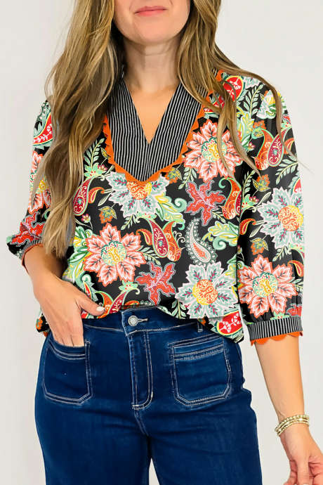 Blouse à imprimé floral patchwork noir contrasté avec bordure à rayures et bord côtelé contrasté.