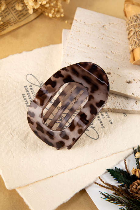 Rökgrå leopardmönstrad oval hårklämma i akryl