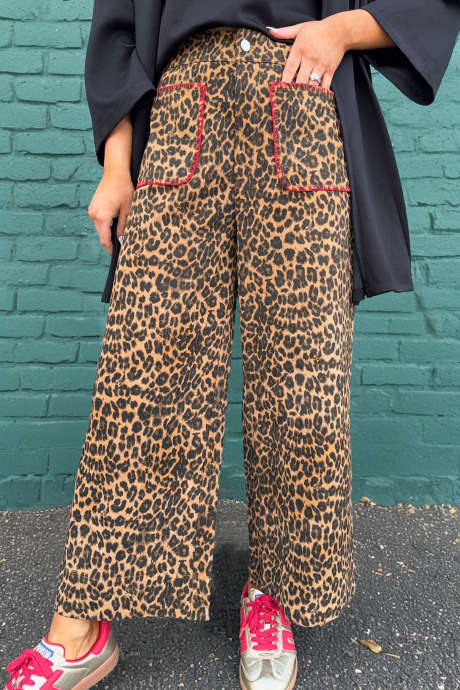 Meruňkové džíny s leopardím potiskem a kontrastním prošíváním, široké nohavice a našívanými kapsami