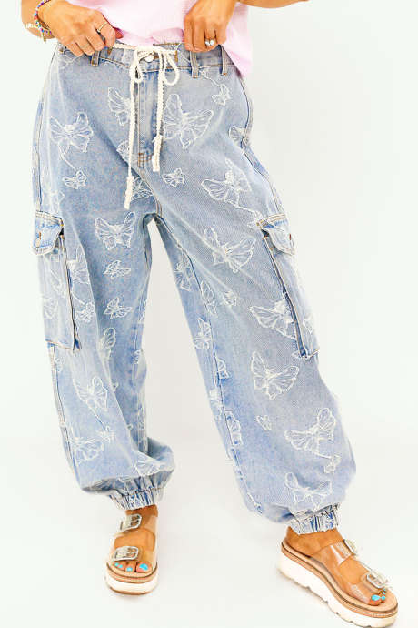 Hellblaue Jogginghose im Vintage-Waschungsmuster mit Schmetterlingsmuster, Cargotaschen und Kordelzug