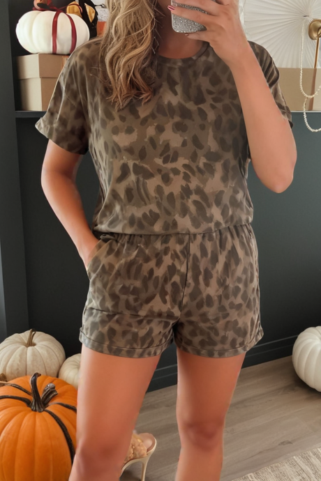 Brązowy komplet z krótkim rękawem i okrągłym dekoltem w panterkę