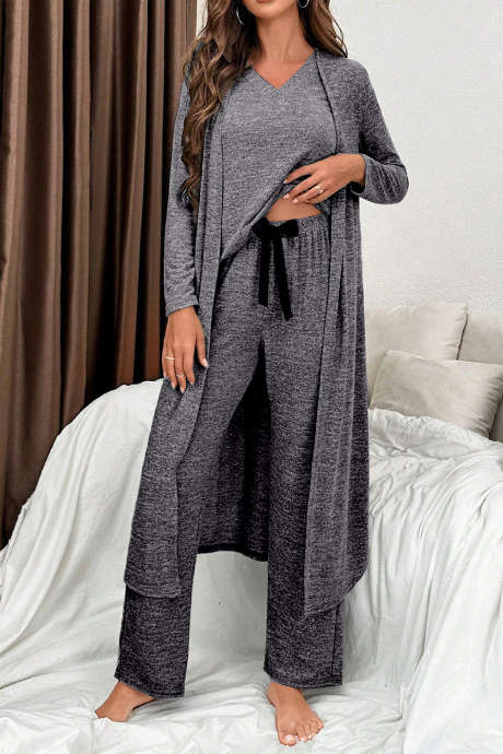 Conjunto de loungewear de 3 peças: camiseta cinza-escura com decote em V, calça com laço e casaco aberto.