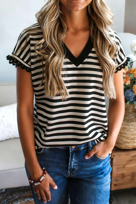 T-shirt décontracté à rayures noires, col en V et finitions délicates