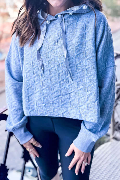 Lichtgrijze gewatteerde textuur met parelmoeren strass-versiering, capuchon en lange mouwen, cropped top