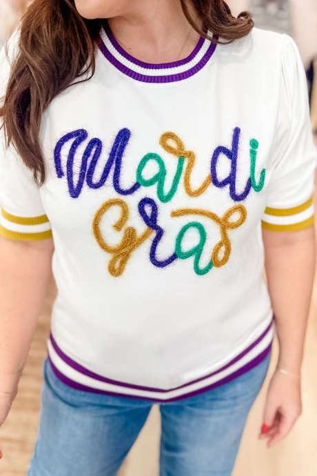 Bílý svetr s krátkým rukávem a grafikou Mardi Gras s pozlátkem a písmeny