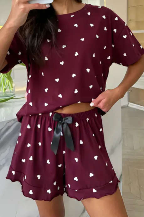 Conjunto de camiseta folgada com estampa de coração em tom bordô para o Dia dos Namorados, laço de fita e shorts de moletom com barra em formato de alface.