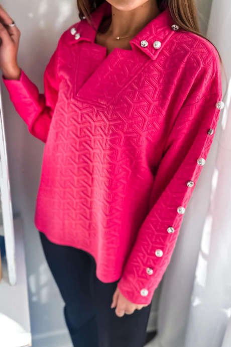 Aardbeiroze gewatteerde textuur met parelmoer en strass-steentjes versierde top met kraag en lange mouwen