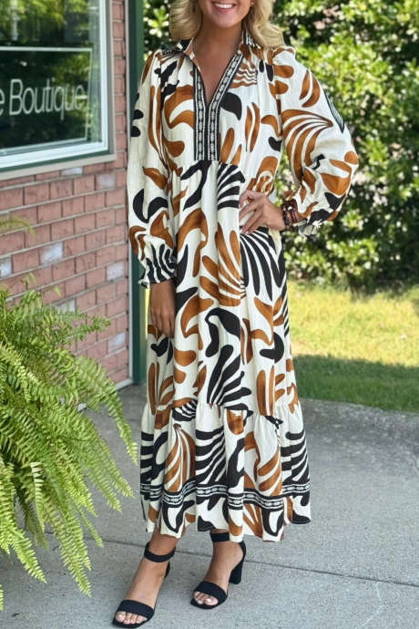 Коричневое платье с тропическим принтом, контрастной отделкой на шее, длинными рукавами и оборкой на подоле