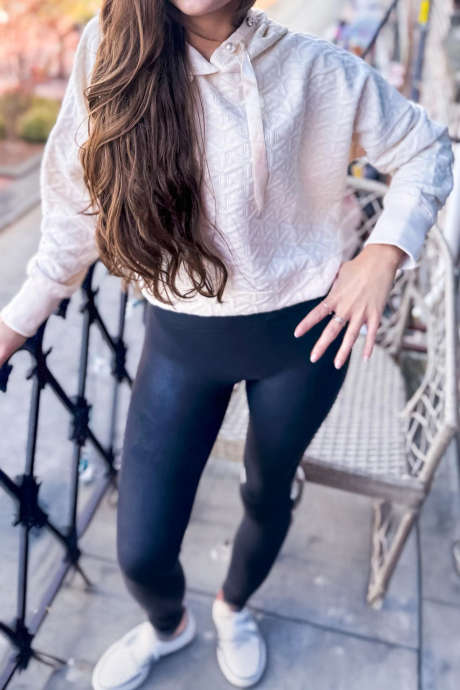 Beige gewatteerde textuur parelmoer strass-versiering capuchon lange mouwen crop top