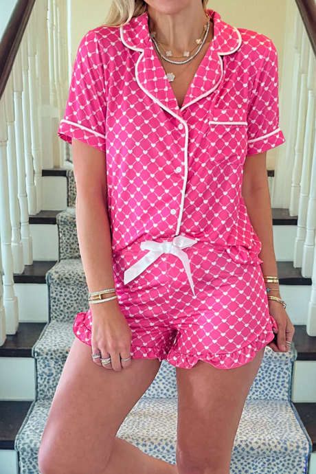 Conjunto de pijama curto para o Dia dos Namorados com estampa de corações rosa e detalhes franzidos