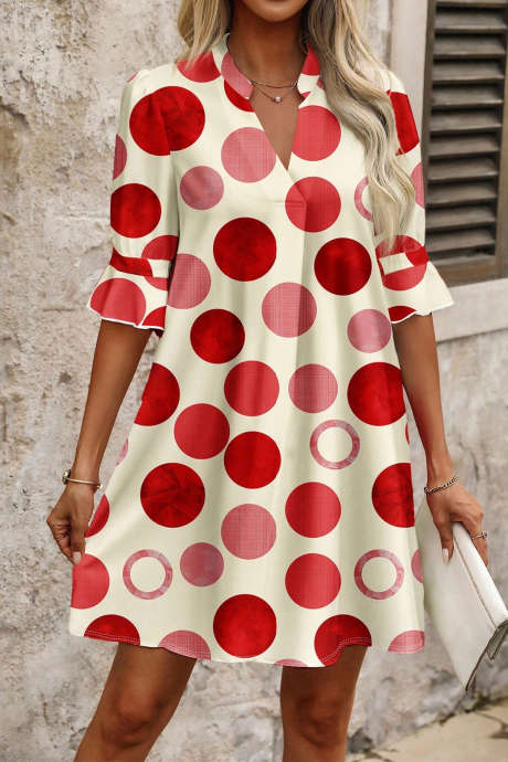 Rotes Minikleid im lässigen Urlaubsstil mit V-Ausschnitt, Polka-Dot-Muster, Volants und halben Ärmeln