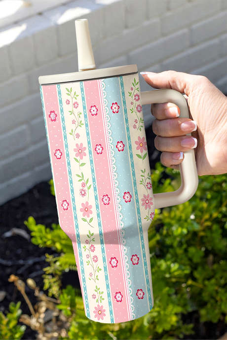 Copo com canudo dobrável, estampa floral rosa divertida e blocos de cores.