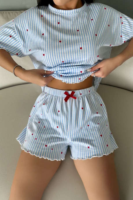 Shorts de descanso para o Dia dos Namorados com estampa de corações e listras azul-celeste e detalhes em alface.