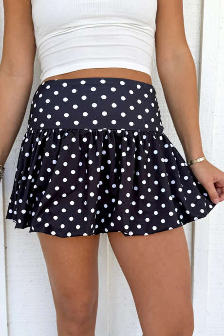 Musta pilkullinen leveänauhainen korkeavyötäröinen röyhelöinen minihame