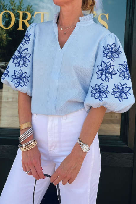 Blouse texturée à manches bouffantes et col fendu, brodée de fleurs bleues Beau