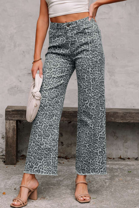 Calça jeans de cintura alta, perna larga e barra desfiada com estampa de leopardo cinza.