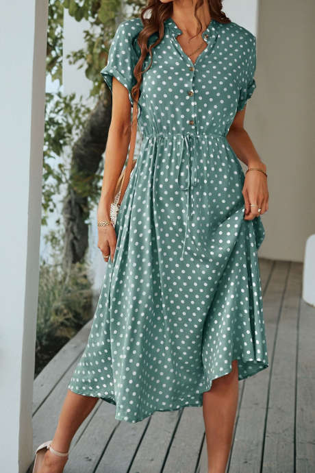 Vestido midi verde de bolinhas com cordão e botões frontais, manga curta.
