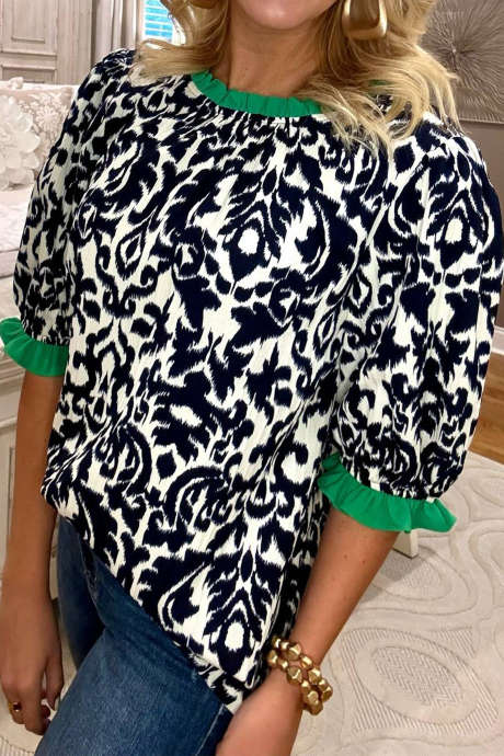 Musta kukkakuvioinen röyhelöinen väriblokkidetaililla varustettu puolihihainen pusero