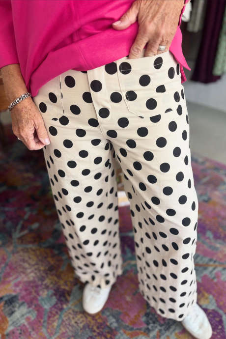 بنطلون نسائي أبيض بمقاس كبير بطبعة نقاط البولكا وجيوب