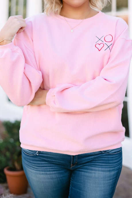 سويت شيرت وردي مقاس كبير مطرز بتفاصيل قلب عيد الحب XOXO ملتوي مضلع