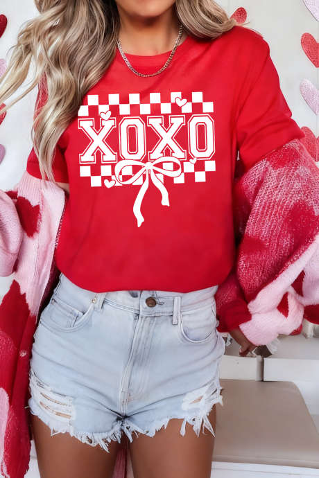 T-shirt rouge à carreaux avec nœud papillon et imprimé XOXO pour la Saint-Valentin LC25230483-103