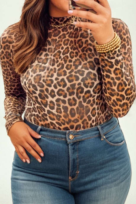 بلوزة بنية اللون بأكمام طويلة ورقبة دائرية ونقشة جلد الفهد بمقاس كبير