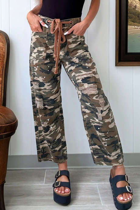 Calça jeans solta com estampa camuflada verde e respingos desgastados
