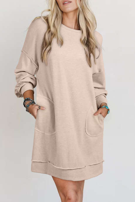 Vestido mini holgado de canalé retorcido con costuras expuestas y bolsillos de parche en los hombros caídos en gris humo