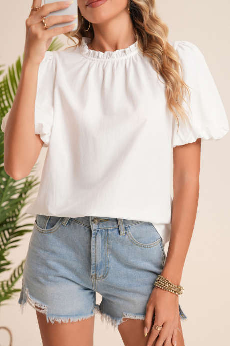 Blusa branca personalizada com babados, gola redonda e manga bufante curta