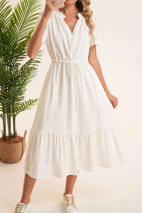 Vestido midi branco de manga curta com babados, decote aberto, cordão e bainha com babados