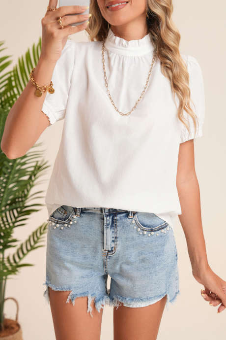 Blusa branca com babados, gola redonda, manga curta e bufante, personalização disponível