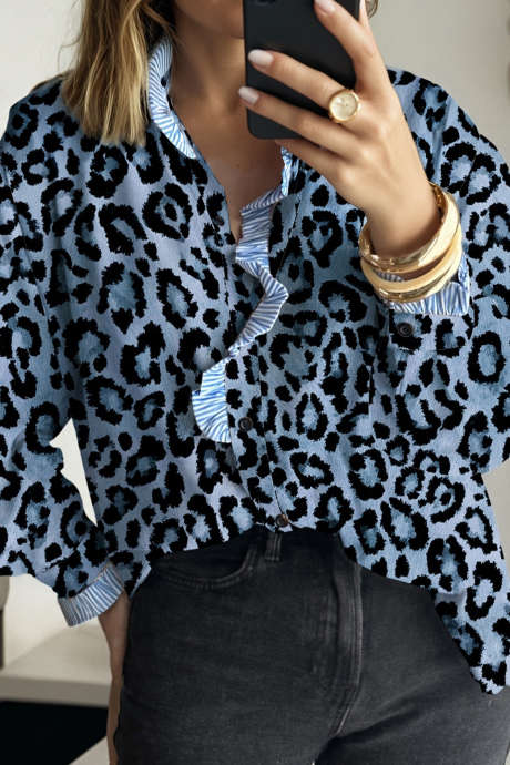 Camisa chique com estampa de leopardo azul selvagem, listras contrastantes e detalhes franzidos.