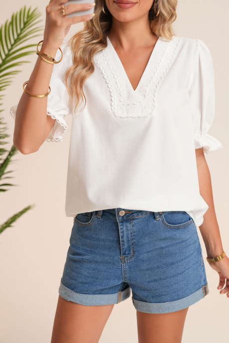 Blusa branca personalizada com decote em V e acabamento em ricrac, manga curta e bufante