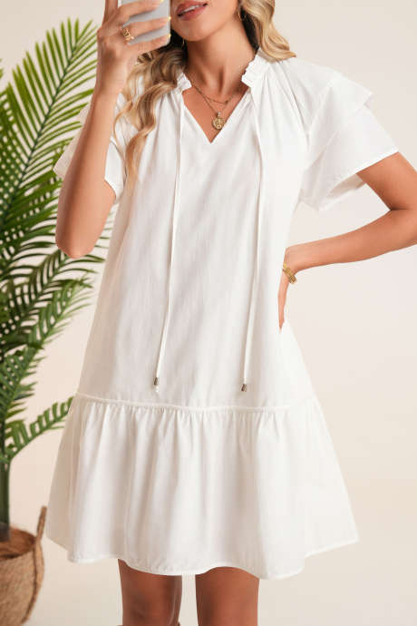 Vestido curto branco com decote dividido e babados, manga curta e amarração