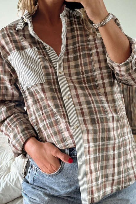 Hnědá kostkovaná košile s pruhy a jednou náprsní kapsou a knoflíky