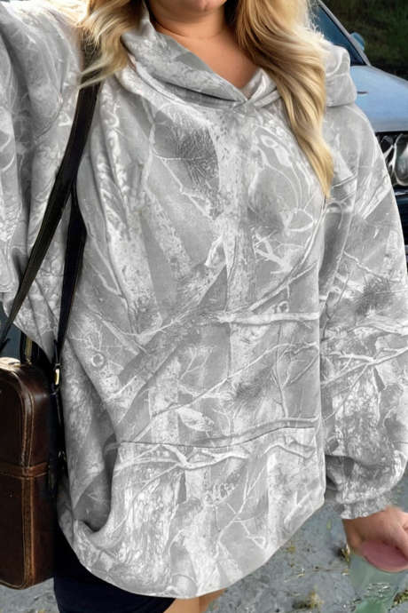 Moletom esportivo grande com estampa de floresta e camuflagem cinza plus size