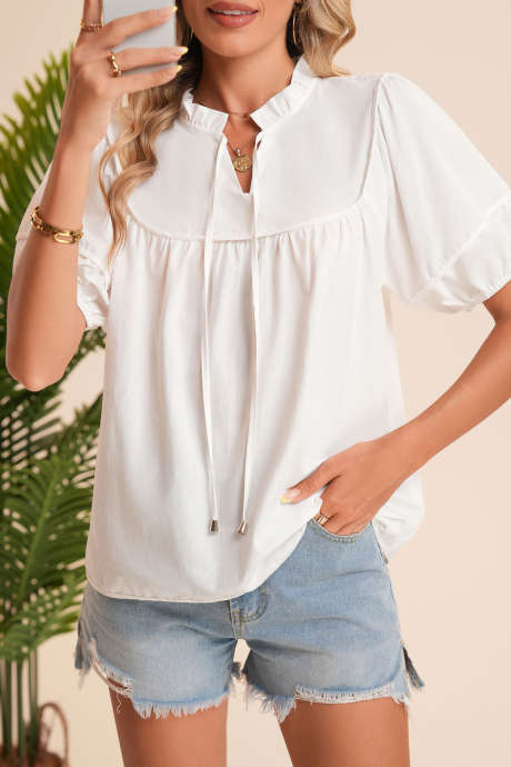 Blusa branca personalizada com babados e decote dividido, manga curta, tamanho grande