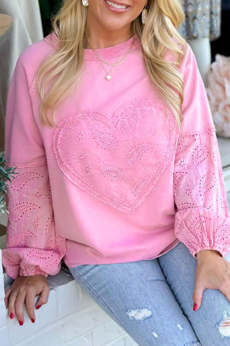 Blusa de manga comprida com patchwork e estampa de corações em bordado inglês paisley rosa, estilo Dia dos Namorados.