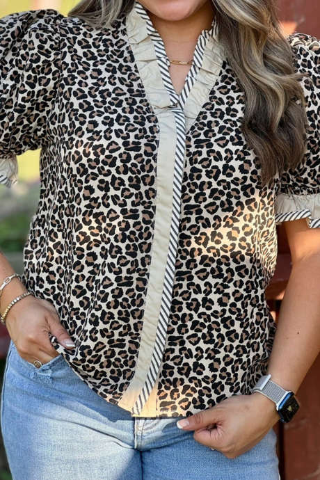 Černá plus leopardí vzor s pruhovanými barevnými bloky a volánkovým výstřihem do V s krátkým rukávem